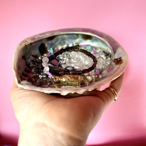 Abalone schelp met op-en ontlaadsteentjes